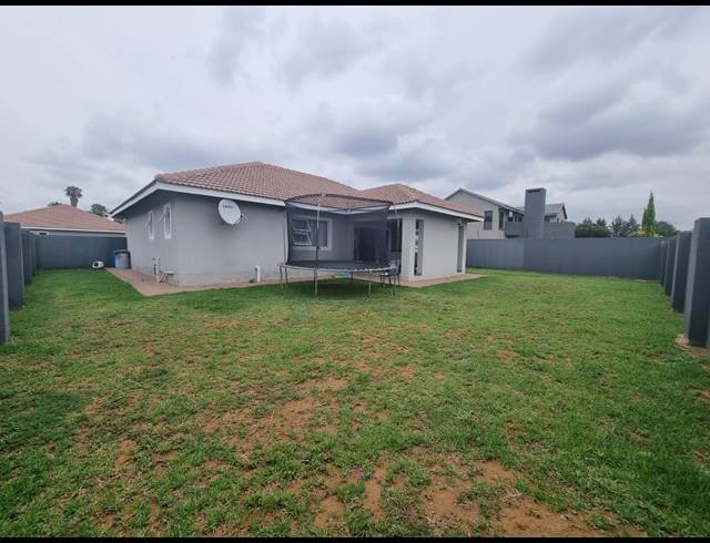 3 BEDROOM TOWNHOUSE FOR SALE IN ARCON PARK